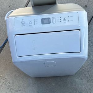 Portable air conditioner with vent